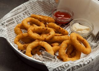 Pohovani kolutići luka 210gr + majonez + kečap