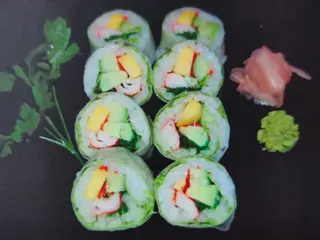 109. California Relleno De Cangrejo, Mango, Aguacate y Pepino 8 uds.