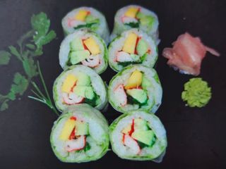109. California Relleno De Cangrejo, Mango, Aguacate y Pepino 8 uds.