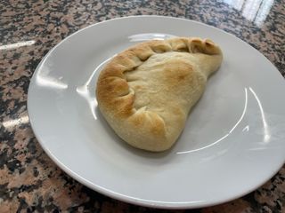 Panzerotto con prosciutto, pomodoro e mozzarella