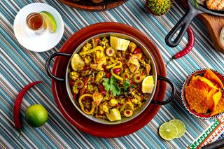 Paelia cu produse de mare și fileu de pui