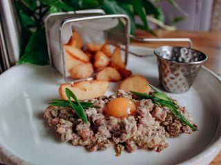 Тартар із яловичини   з пряною картоплею (100/100/50g)