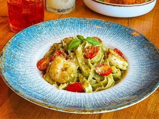 Tagliatelle z krewetkami i sosem Pesto