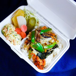 Bento box de verduras salteadas