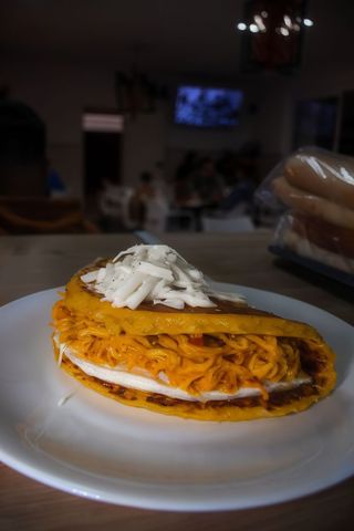Cachapa De Queso Y Pollo Mechado