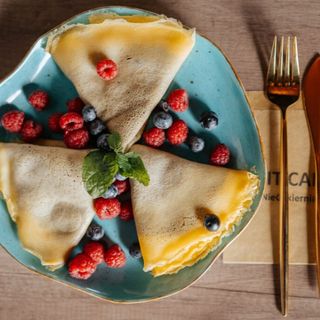 KETO NALEŚNIKI Z TWAROŻKIEM I OWOCAMI NA ZIMNO