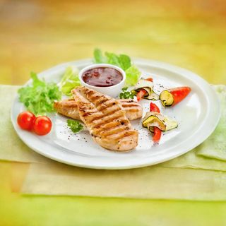 Пилешко филе на скара със свежа салата