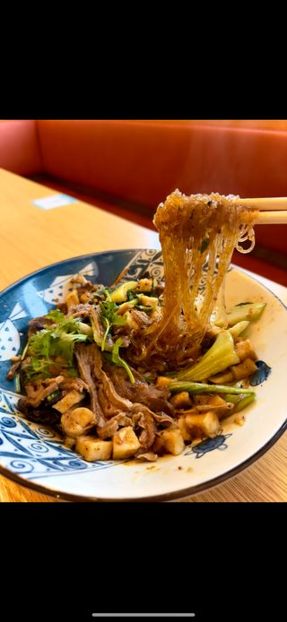 Pane nella zuppa di agnello saltato 