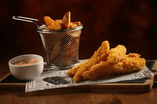 Crispy pui cu cartofi wedges si tzatziki