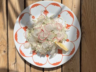 САЛАТ З МОЛОДОЇ КАПУСТИ  ТА  РЕДИСОМ