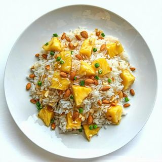 Riso con ananas e pinoli