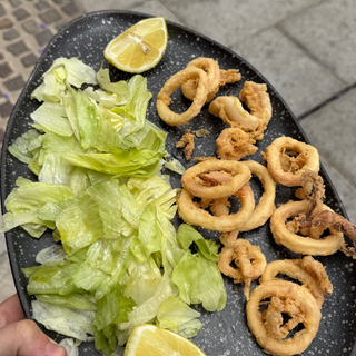 Calamares asados con ensalada/ papas fritas
