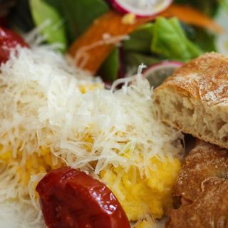 Revuelto con nube de parmesano