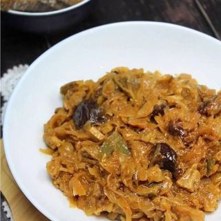 Bigos z żeberkami i wędzonymi śliwkami (300 g)