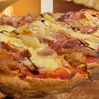 Pinsa con speck affumicato, mozzarella e grana