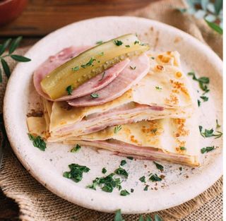 Блин с ветчиной и с солёным огурчиком