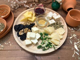 ყველის დაფა თაფლითა და ჯემით