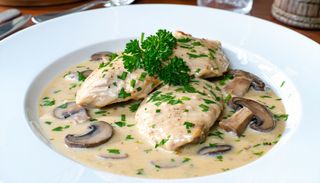 Pui cu Sos de Smantana si Ciuperci 350g