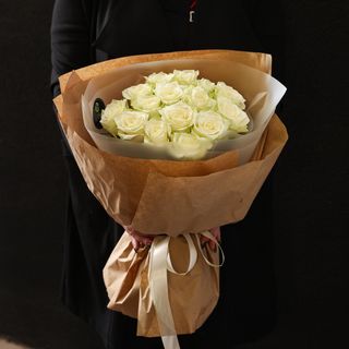 Букет з 15шт білих троянд у крафтовому пакуванні