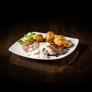 Muschiulet de porc in bacon cu sos de ciuperci