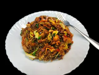 1.6 Pržene pirinčane noodle sa svinjetinom