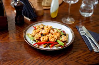 Creveţi cu legume la tigaie