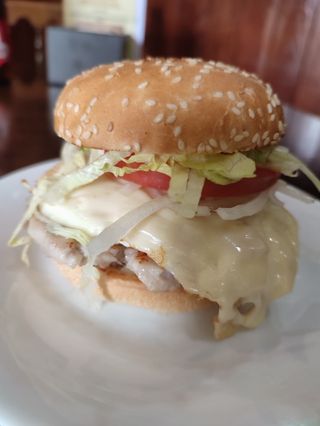 Hamburguesa De Pollo  Con Huevo Y Queso