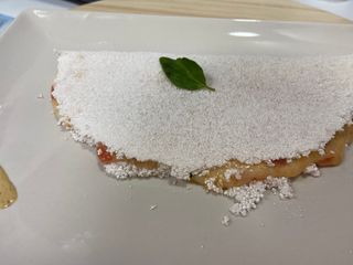Tapioca queijo mozarela, tomate e manjericão 