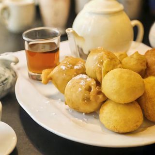 56. Панирана ябълка с мед