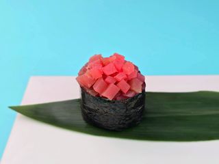 Гункан з тунцем (55г)