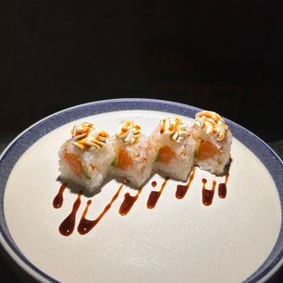 Shiro uramaki salmon av