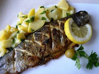 Скумрия на скара с картофена салата