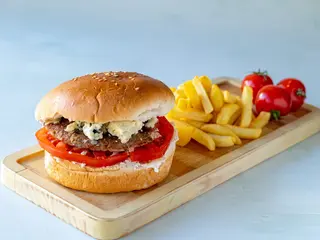 Blu kadilak burger i pomfrit