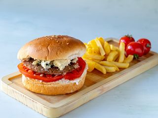 Blu kadilak burger i pomfrit