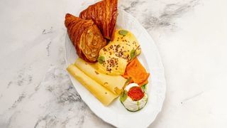 Завтрак с круассаном, икрой, пряным дипом и яйцом пашот