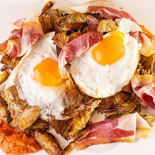 Alchachofas con Huevo, Jamón y Romescu