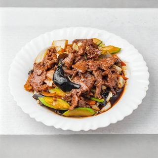 38. Listići junetine sa sosom od ostriga