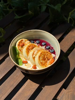 Сирники зі сметаною і Малиновим соусом (390г)