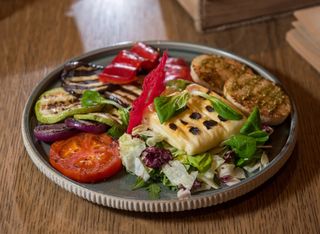 Salată halloumi cu legume la grătar