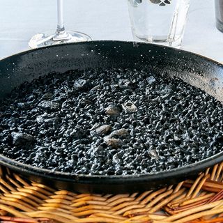 Arroz negro a la tinta del calamar