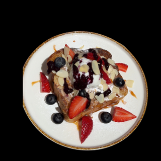 Brioche con helado, frutas y caramelo 