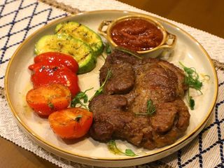 Стейк свиной с овощами гриль