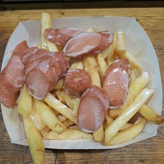 Patate stick con wurstel e formaggio