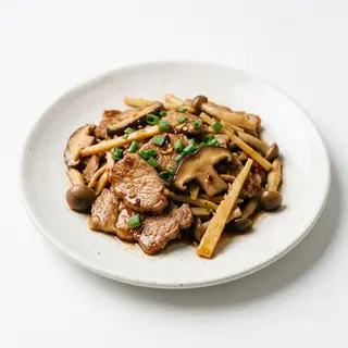 Carne di maiale saltata con funghi e bambù