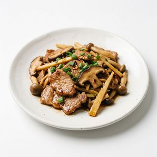 Carne di maiale saltata con funghi e bambù
