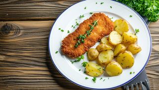 Şniţel de porc, cartofi aromatizaţi