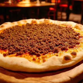 Pizza Turca De Solo Carne Grande Con Patatas Y Bebidas