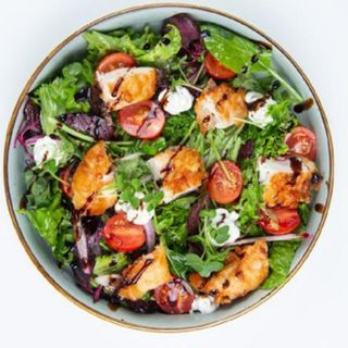 Зеленый салат с курицей темпура