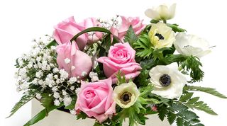 Aranjament din trandafiri, anemone, gipsofilia