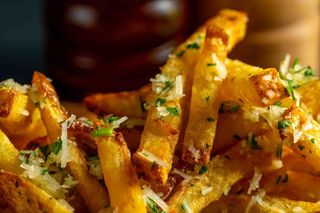 Cartofi prajiti fresh, cu parmezan, usturoi si patrunjel